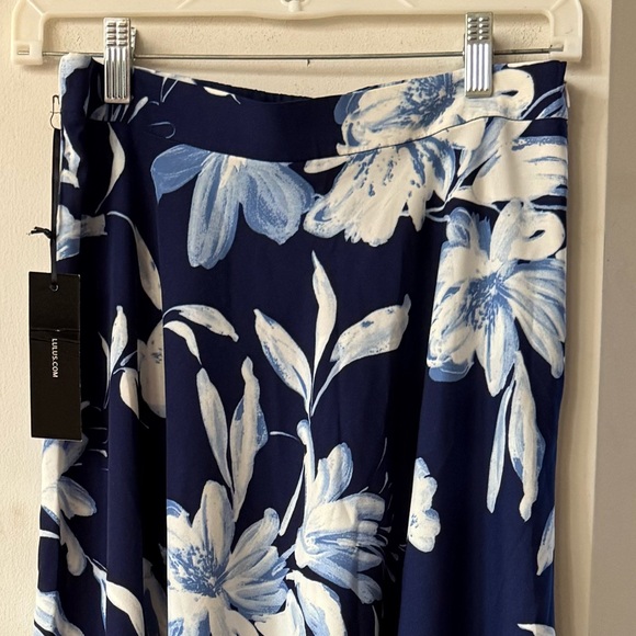 Lulu’s Floral Lanai Maxi Skirt NWT Size Large Navy Blue White Long Full Skirt - Picture 8 of 13